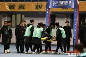 中超首战“后劲”挺大！西海岸队中后卫孙捷骨折离场短期难回赛场图片