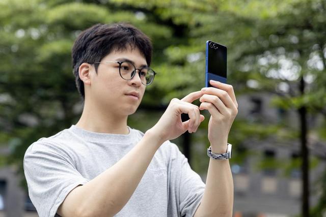 三星Galaxy Z Flip7上手评测：小折叠的新高度，还是熟悉的配方？
