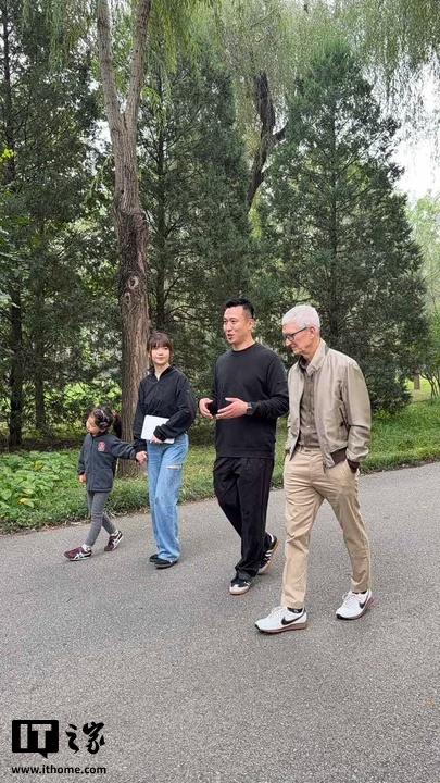 苹果 CEO 库克现身北京，同开发者散步聊天