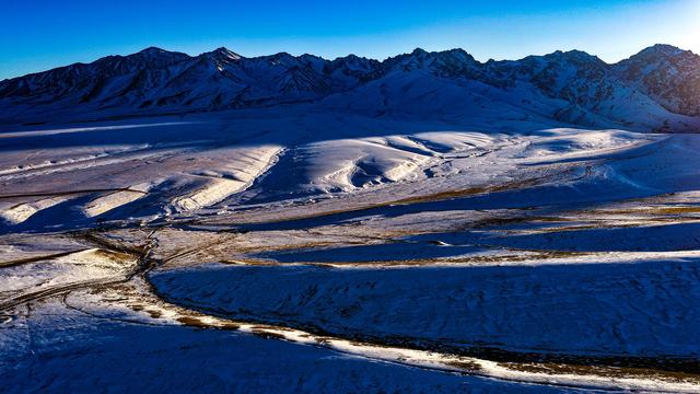 在黑山草原，邂逅淡蓝雪影与鎏金峰顶的浪漫