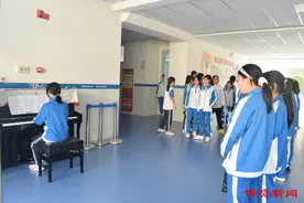 博山一中：走廊钢琴为学生课间添乐章图片