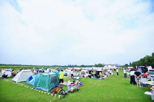 国庆遛娃好去处！能露营、能撒欢、还有巨型稻草熊