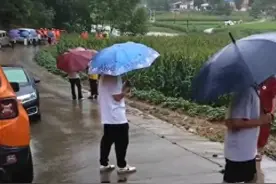 湖北随州洪水中有车落水，当地政府：正在救援，受困具体人数暂未确定图片