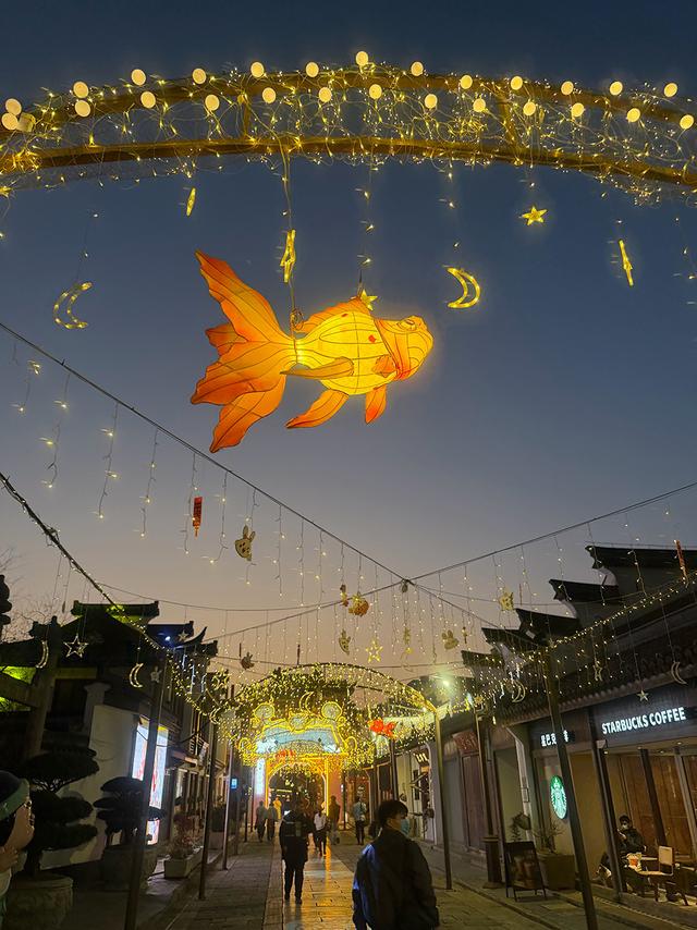 古塔亮灯、鱼灯巡游、光影秀……马年来上海看“璀璨烟火”