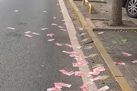 邯郸多名路人遇满地百元大钞守护至警察到场，知情人：已找到失主图片