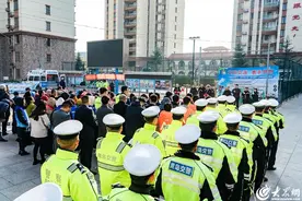 黄岛交警聚焦老年群体 守护出行之路图片