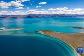 西藏阿里：瑰丽的大地与湖泊图片