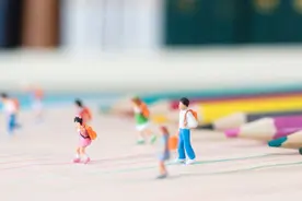 一家长要求取消春秋假，当地教育局回复图片