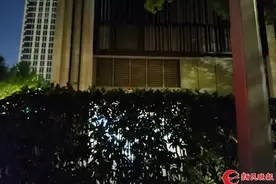 上海中环广场大半夜机器轰鸣，偷排废气？附近居民：实在吃勿消了图片