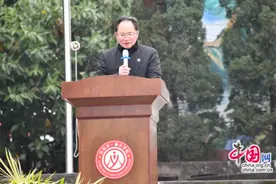 春风送暖启新程，“龙”光焕发展新颜 宜宾一曼小学举行开学典礼图片