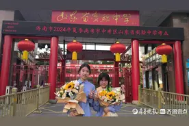 直击高考|考场外的仪式感：有的送演唱会门票，有的全家8人陪考图片