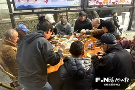 一桌特殊的年夜饭图片