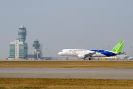 港媒：国产C919飞机周六将飞越维港上空并环绕香港岛两圈作飞行演示图片