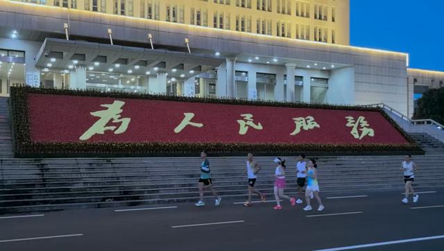 信阳政府大院成群众纳凉好去处