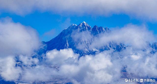 朵朵流云轻拥峰峦，雅拉雪山诗意满满