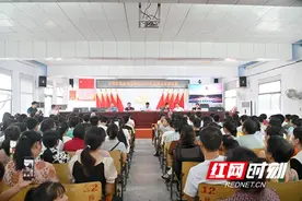 隆回县金石桥镇：“奖教奖学助学”给优秀师生发奖金图片