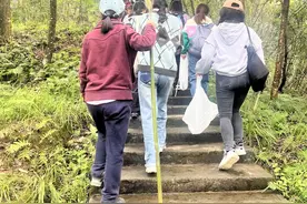 一群人的国庆假期“清山”行动：35人组队徒步3小时，专程进山里捡垃圾图片