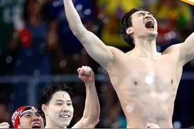 中国速度⚡︎！中国游泳队力压群雄 夺男子4x100米混合泳接力金牌图片