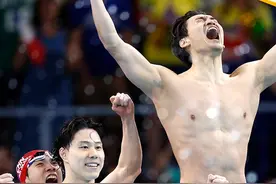 中国速度⚡︎！中国游泳队力压群雄 夺男子4x100米混合泳接力金牌图片