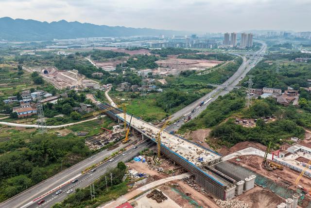 成渝中线高铁科学城站六线道岔特大桥合龙