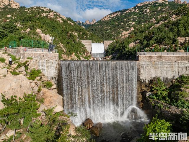 飞流直下三千尺！青岛崂山雕龙嘴现“限时版”飞瀑