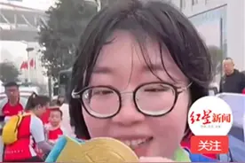 因《奇葩说》走红的颜如晶在重庆跑马拉松：检验从200斤减到140斤的成绩图片