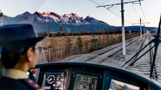 丽江雪山观光火车：打造“交通+旅游”绿色出行新标杆