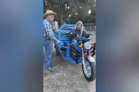 “95后”小伙在美国卖“三蹦子”：有客户驱车3小时来提货，交警说这车非常酷｜2024年末出海观察图片