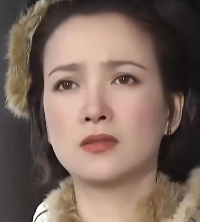 好友透露何晴罹患脑瘤还中风，手术后痛哭不已；其儿子中戏毕业，刚公开亮相