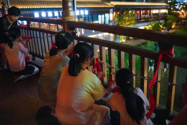 近来，天台赭溪老街的聊天口音变了！