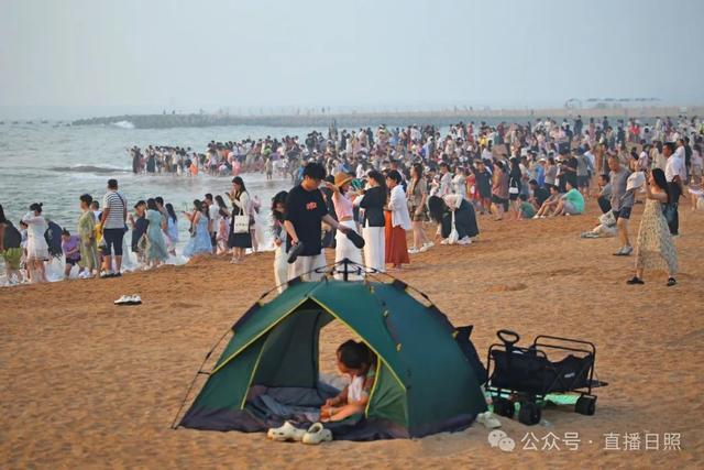 日照的海边人山人海！
