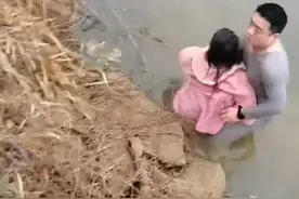 彰显军人本色，敢与死神较量！现役军人水塘托举救起落水女子图片
