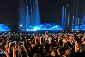 西湖音乐喷泉：万人合唱 祝福祖国图片