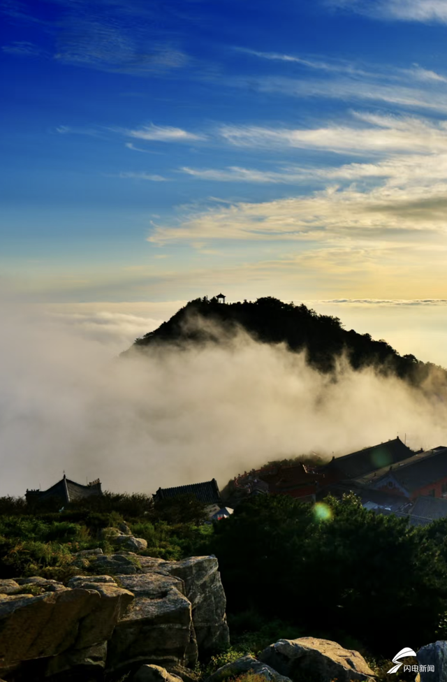 组图丨泰山云雾锁峰峦 静谧景致醉游人