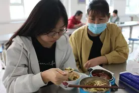 太暖心！日照高中学子感受“妈妈的味道”图片