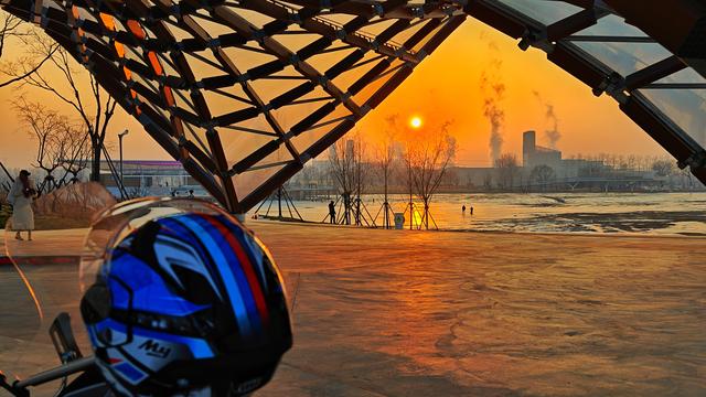 夕阳为京城加上金红色滤镜，绘就冬日诗意美景