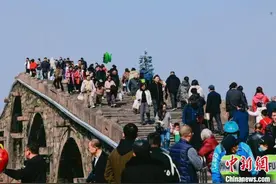 （新春走基层）杭州塘栖古镇：年味节“拉满”江南年味图片