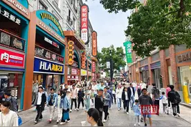 江汉路步行街与汉口江滩迎来人流高峰图片