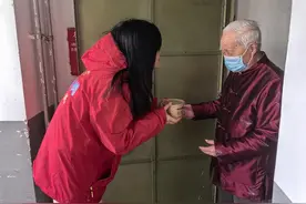 今日腊八  东城区崇外街道崇文门西大街社区开展送爱心粥活动图片