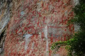 铸牢共同体 中华一家亲|两千年前的花山岩画铺展中华民族多元一体画卷图片