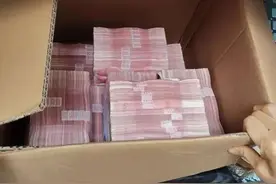 一箱100万现金，要给亲戚结婚做彩礼？杭州男子：老婆……图片