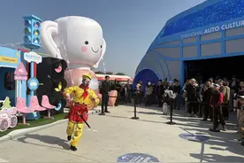 F1上海站正赛即将开跑，赛场外的这辆“巨无霸”同样看点十足！图片