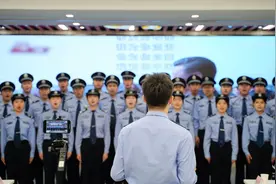 派出所藏着一个“音乐指挥”图片