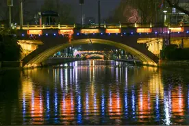 乘船拍摄济南护城河夜景，夜光璀璨，尽享泉城夜色图片