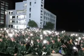 拍客｜军训教官为结束训练的新生表演节目 四百名同学齐声合唱场面感动图片