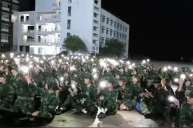 拍客｜军训教官为结束训练的新生表演节目 四百名同学齐声合唱场面感动图片