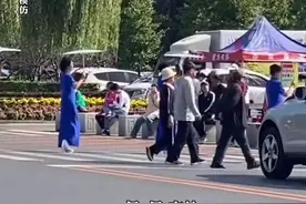 “优雅大妈”排队漫步斑马线，动作缓慢 造成道路交通拥堵，交警小跑赶来急忙制止图片