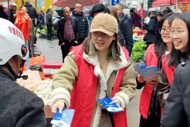 大方县八堡乡：综合性政策法规宣传来赶集，马路市场整治在行动图片