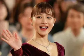 38岁石原里美怀二胎后首次现身，一身酒红色长裙，甜笑挥手图片