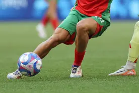 学生校内踢球致伤残，法院为何判决学校不担责？| 新京报快评图片